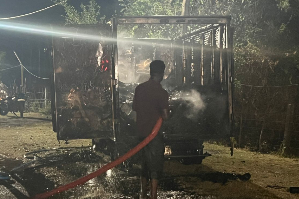 சப்பறத் திருவிழாவுக்கு பட்டாசுடன் வந்த வாகனம் தீயில் எரிந்து நாசம் | Van Carrying Fire Crackers Explodes In Vavuniya