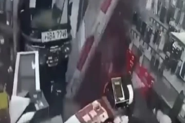 கடைக்குள் பாய்ந்த முச்சக்கர வண்டி; மயிரிழையில் தப்பிய பெண்