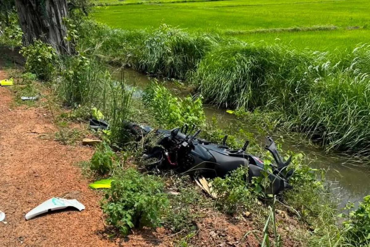 கிளிநொச்சியில் பாடசாலையில் பிள்ளையை ஏற்ற சென்ற தாய் உயிரிழப்பு; இளைஞர்களால் பறிபோன உயிர் | Mother Dies Pick Up School Kilinochchi Accident