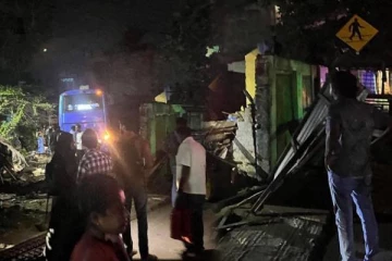 மட்டக்களப்பில் கோர விபத்தில் சிக்கிய கொழும்பிலிருந்து சென்ற பேருந்து: பலர் வைத்தியசாலையில்