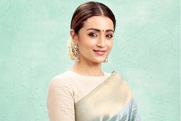 கடற்கரையில் நனைந்தபடி நின்று ஹாட் புகைப்படத்தை வெளியிட்ட த்ரிஷா - டுவிட்டரில் வைரல் - தமிழ்நாடு