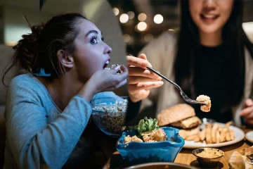 இரவில் தாமதமாக உணவு சாப்பிடுபவரா நீங்கள்? இதோ எச்சரிக்கை பதிவு