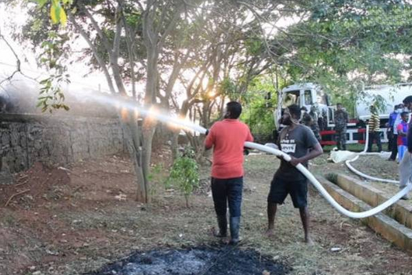 புத்தளம் குப்பைமேட்டில் திடீர் தீ பரவல்: கடற்படையினர் - இராணுவத்தினர் கலத்தில்! | Puttalam Municipal Garbage Fire Navy Army Control