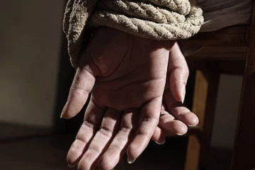 දැරියක් පැහැර ගැනීමට පිරිසක් මුහුණට දියරයක් ඉහලා - ඔබේ දරුවාත් ආරක්ෂිත ද?..