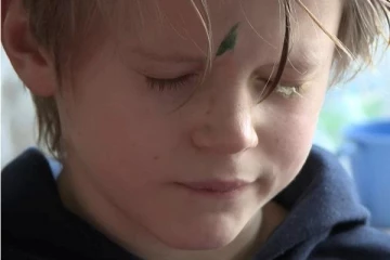 பிரித்தானியாவில் சொட்டு மருந்துக்கு பதிலாக பசையை மகனின் கண்ணில் விட்ட தந்தை! பின்னர் நடந்த அதிர்ச்சி சம்பவம்