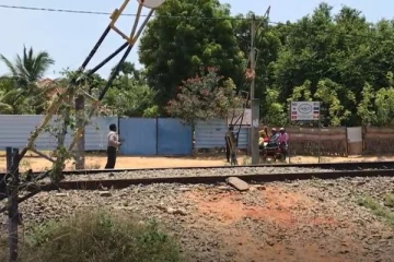 கிளிநொச்சியில் பாதுகாப்பான புகையிரதக் கடவை இன்மை: மக்கள் விசனம் (Photos)