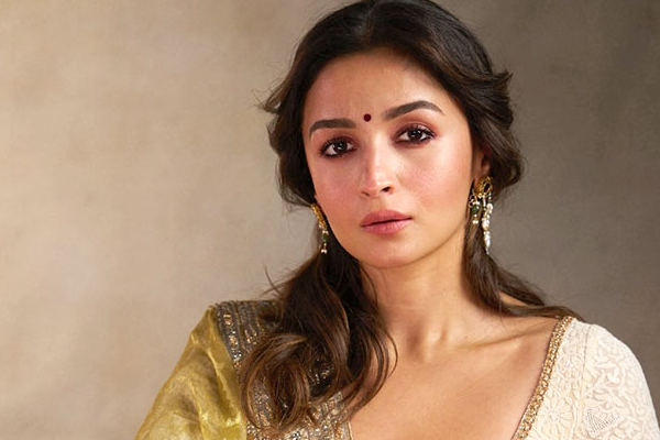 ஆலியா பட் அணிந்திருக்கும் இந்த ஆடையின் விலை எவ்வளவு தெரியுமா? தெரிந்தால் ஷாக் ஆகிவிடுவீர்கள் | Alia Bhatt Stunning Vintage Bob Mackie Dress Worth ஆலியா பட் அணிந்திருக்கும் இந்த ஆடையின் விலை எவ்வளவு தெரியுமா? தெரிந்தால் ஷாக் ஆகிவிடுவீர்கள் | Alia Bhatt Stunning Vintage Bob Mackie Dress Worth