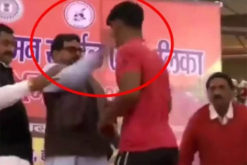 விழா மேடையில் “மக்கள் பிரதிநிதி” வீரர் ஒருவர் நடந்துக்கொண்ட விதம்