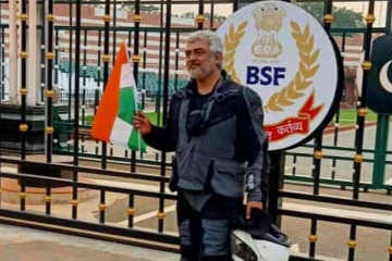 வாகா எல்லையில் ராணுவ வீர்களுடன் தேசியக் கொடியை ஏந்தியிருக்கும் தல அஜித்! தீயாய் பரவும் புகைப்படங்கள்
