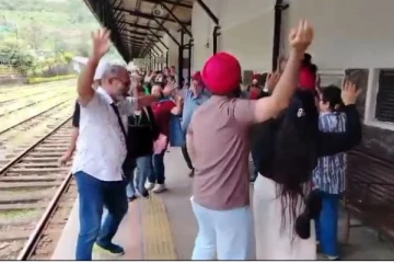 தாமதமான புகையிரதம்; சுற்றுலா பயணிகளின் நெகிழ்ச்சி செயல்