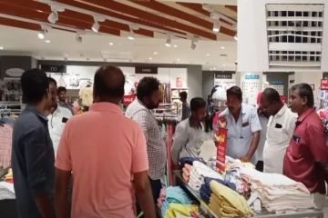 பிரபல துணிக்கடையில் உடை மாற்றும் அறையில் மறைத்து வைக்கப்பட்ட செல்போன் - கூச்சலிட்ட பெண்..!