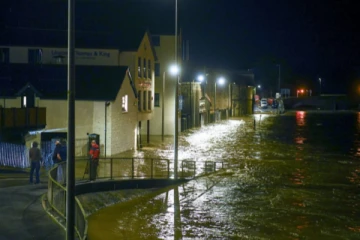 ஆயிரக்கணக்கான பிரித்தானியர்கள் வீடுகளிலிருந்து வெளியேற்றம்... முழு பிரித்தானியாவும் தயாராக இருக்குமாறு போரிஸ் ஜான்சன் எச்சரிக்கை