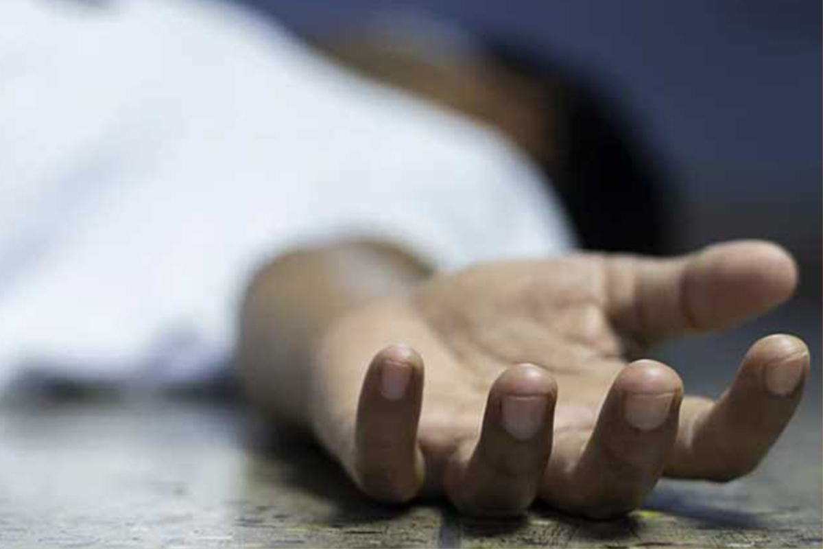 வீட்டின் கூரையில் வேலை செய்து கொண்டிருந்தவருக்கு நடந்த சம்பவம் ; கவனக் குறைவால் பிரந்த உயிர் | Incident Involving Man Working On House Roof