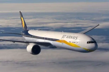 பறந்­த விமா­னத்தில் பரபரப்பை ஏற்படுத்திய பெண்!