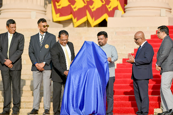 அநுர தலைமையில் ICC ரி20 உலகக்கிண்ணக் கோப்பை காட்சி சுற்றுப்பயணம் ஆரம்பம் | Icc T20 World Cup Trophy On Display In Sri Lanka