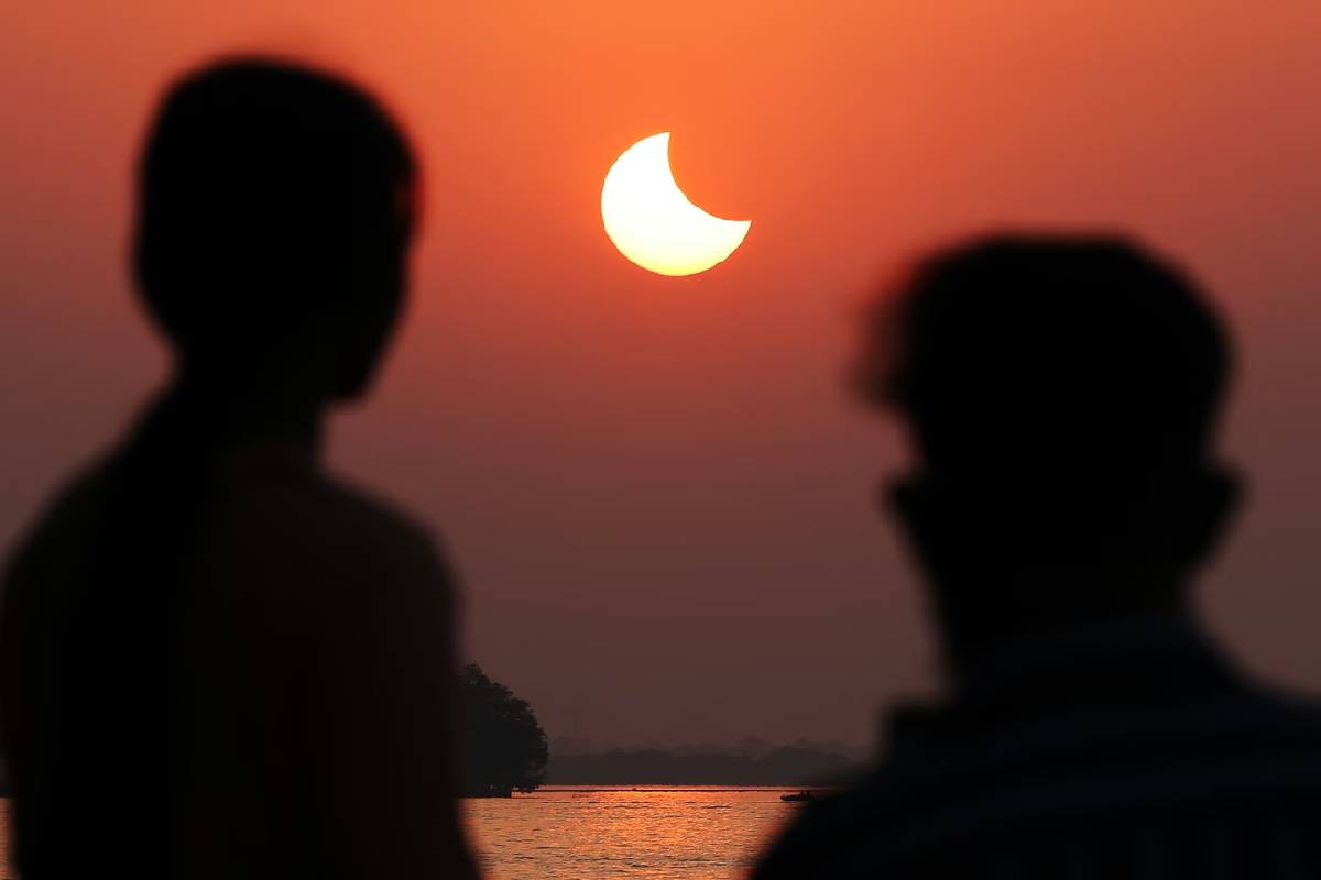 சூரிய கிரகணம்... கண்கள் பாதிக்கப்பட்டிருக்கலாம் என்பதற்கான முக்கிய அறிகுறிகள் | Eclipse Warning Damaged Eyes