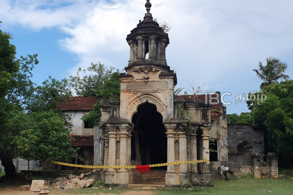 இடிந்து விழுந்த மந்திரிமனையை பார்வையிட்ட சிறீதரன் எம்.பி | Archaeological Monuments Place In Nallur Jaffna