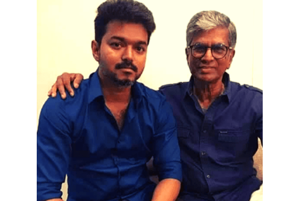 இயக்குனரை கட்டாயபடுத்தி கதையை மாற்ற சொல்லும் விஜய்.. சர்ச்சையில் தந்தையும் மகனும் | Vijay And His Father Changing Directors Story