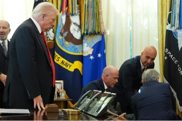 ட்ரம்ப்பின் அருகே திடீரென மயங்கி விழுந்த நிர்வாகி ; வெள்ளை மாளிகையில் பரபரப்பு