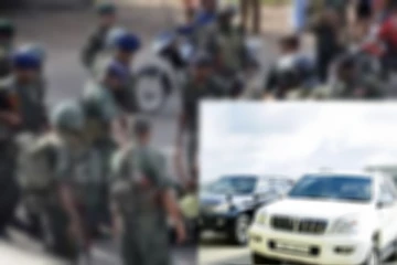 යුධ හමුදාවේ ලොක්කො දෙන්නෙක් මහ පාරේ ගුටි කෙළියක..අවසානයේ දෙන්නටම වුණ දේ මෙන්න.