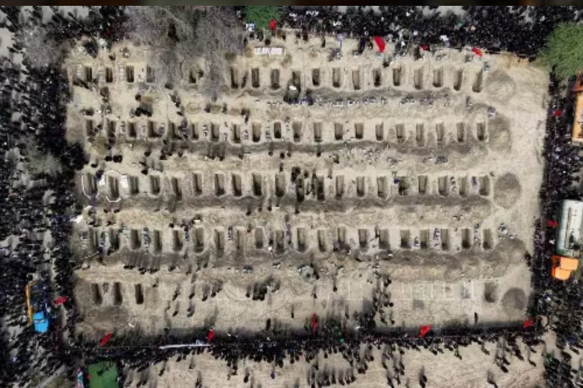 இதுதான் அமெரிக்காவின் மீட்பு : மாணவிகளை புதைக்க தோண்டிய குழிகளை பகிர்ந்துள்ள ஈரான்: நெஞ்சை உருக வைக்கும் பதிவு | Iran Shares Photo Of Pits Dug To Bury 165 Children இதுதான் அமெரிக்காவின் மீட்பு : மாணவிகளை புதைக்க தோண்டிய குழிகளை பகிர்ந்துள்ள ஈரான்: நெஞ்சை உருக வைக்கும் பதிவு | Iran Shares Photo Of Pits Dug To Bury 165 Children