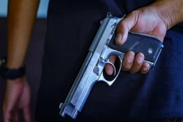 துப்பாக்கியுடன் ஹோட்டலுக்கு வந்தவருக்கு நேர்ந்த கதி