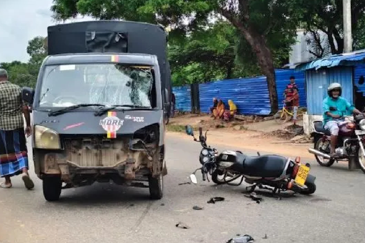 கிண்ணியாவில் இரு வாகனம் நேருக்கு நேர் மோதி விபத்து | Head On Collision Between Two Vehicles In Kinniya