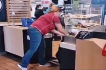 ஒரு காபி கொண்டு வர இவ்வளவு நேரமா? ஆத்திரத்தில் அமெரிக்க பெண் செய்த காரியம்.. வைரலாகும் வீடியோ