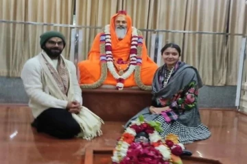 ஆன்மீக பயணம் மேற்கொண்ட விராட் கோலி, அனுஷ்கா - வைரலாகும் புகைப்படம்..!