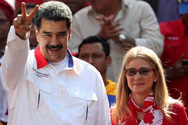 வெனிசுலா ஜனாதிபதி மதுரோ, மனைவியுடன் கைது: டொனால்ட் ட்ரம்ப் அறிவிப்பு | Venezuela S Maduro Captured