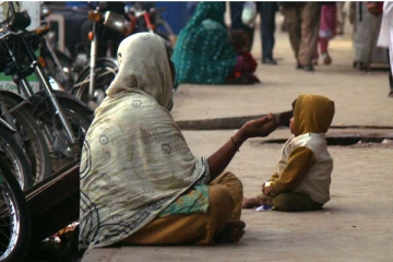 யாழில் கூலிக்கு யாசகம் பெற்றவர்கள் கைது!