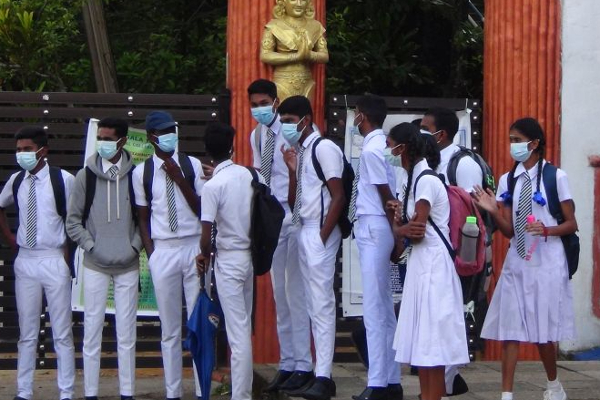 அஞ்சலகங்களில் குவிந்த ஆசிரியர்கள்! | Teachers Piled Up In Post Offices