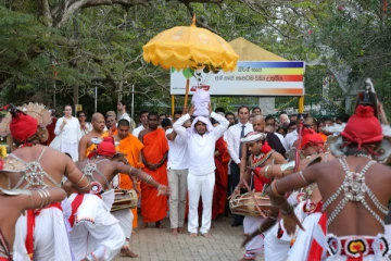 පූජනීය ස්ථානවල වැයුනු Yohani ගේ ගීතයත් සමඟ භාවිත කළ යුතු ගීත සම්බන්ධයෙන් විශේෂ දැනුම්දීමක්..! (VIDEO)