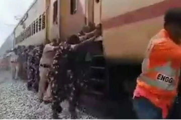 ரயிலை தள்ளிய ராணுவ வீரர்கள்! நடந்தது என்ன? (Video)