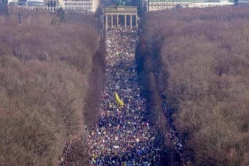 உக்ரைனுக்கு ஆதரவளித்து ஜேர்மனி நாடாளுமன்றத்தை முற்றுகையிட்டுள்ள இலட்சக்கணக்கான மக்கள் (VIDEO)