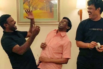 உற்சாகமாக கேக் வெட்டி பிறந்தநாள் கொண்டாடிய வடிவேலு: வைரலாகும் புகைப்படம்