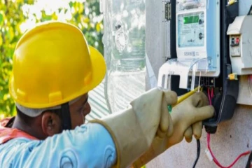 மின்சாரத்தை துண்டிக்க வந்த ஊழியர்களை கோடரியால் தாக்க முயன்ற நபர்