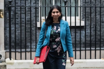 பிரித்தானிய உள்துறைச் செயலர் லீக் செய்த இரகசிய தகவல் வெளியானது: அவரை மீண்டும் பதவிநீக்கம் செய்ய வலியுறுத்தல்