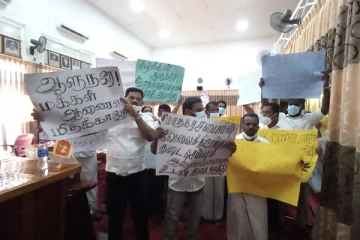 கிழக்கு மாகாண ஆளுநருக்கு எதிராக மட்டக்களப்பு மாநகர சபையில் போராட்டம் (Video)
