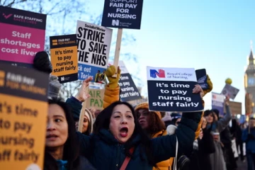 பிரித்தானியாவை விட்டு வெளியேறி வேறு நாடுகளுக்கு பணிக்குச் செல்லும் ஆயிரக்கணக்கான செவிலியர்கள்