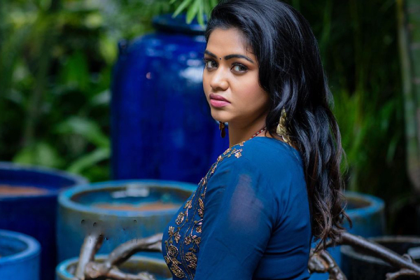 "முடிவுக்கு வந்த 8 வருட உறவு".. ஆண் நண்பரின் பகீர் செயலால் நடிகை ஷம்மு ஷாலு வேதனை! | Shalu Shammu Lost Mobile Phone