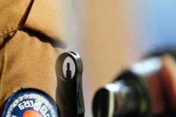 බන්ධනාගාර නියාමකගේ යට ඇඳුමෙන් එළියට ආ දේ