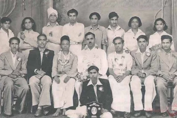 இந்த புகைப்படத்தில் இருக்கும் மாபெரும் நட்சத்திர நடிகர் யார் தெரியுமா! இதோ பாருங்க