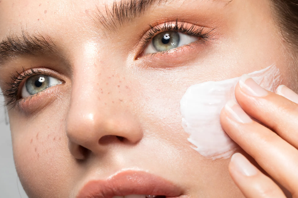 முகப்பூச்சு க்ரீம்கள் தொடர்பில் விடுக்கப்பட்ட எச்சரிக்கை | Notice That Face Creams Cause Skin Problems