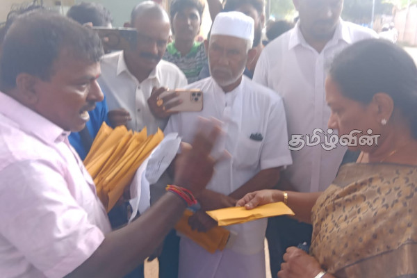 யாழ்.மாநகர சபையை முற்றுகையிட்ட ஆர்ப்பாட்டக்காரர்கள்! விடுக்கப்பட்டுள்ள கோரிக்கை | Protest In Front Of Jaffna Municipal Council Today யாழ்.மாநகர சபையை முற்றுகையிட்ட ஆர்ப்பாட்டக்காரர்கள்! விடுக்கப்பட்டுள்ள கோரிக்கை | Protest In Front Of Jaffna Municipal Council Today