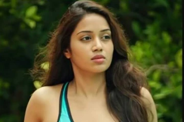 மேலாடையை குறைத்து போட்டோ ஷுட் நடத்திய நடிகை நிவேதா பெத்துராஜ்