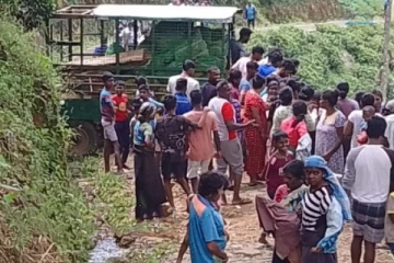 60 அடி பள்ளத்தில் கவிழ்ந்த தொழிற்சாலை வாகனம்