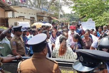 யாழில் இந்திய துணை தூதரகத்திற்குள் நுழைய முற்பட்ட மக்கள்! பொலிஸார் குவிப்பு