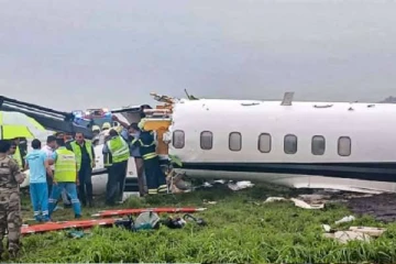 மும்பை விமான நிலையத்தில் திடீரென இரண்டாக உடைந்து விழுந்த விமானத்தினால் பரபரப்பு