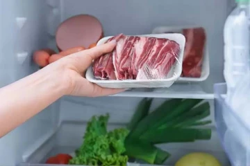 ப்ரிட்ஜில் வைக்கப்பட்ட இறைச்சியை சாப்பிடலாமா? விஷமாகவும் மாறும் ஜாக்கிரதை